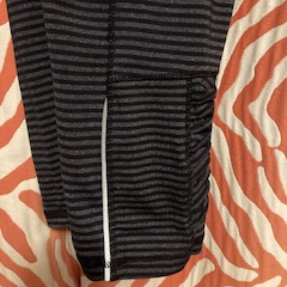 Dark Gray Capris Leggings, ruched calves, reflective seams, back key pocket, Sm. - Picture 5 of 6